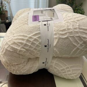 Wendy Bellissimo Cream Textured Bedding Set